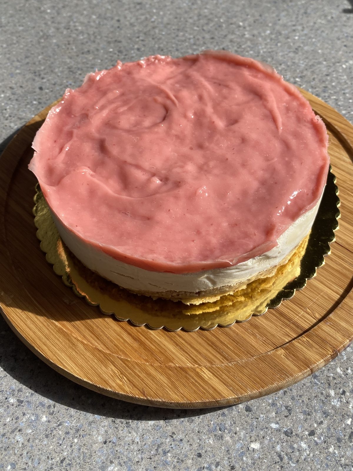 Hele vegan aardbei verjaardagstaart