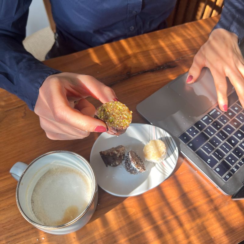 Handgemaakte energy balls voor in het paasmandje