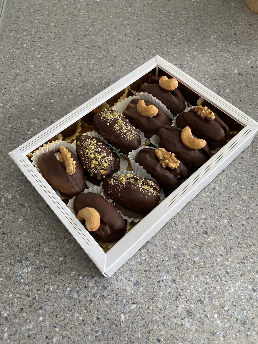 Doos gevulde dadels met chocolade