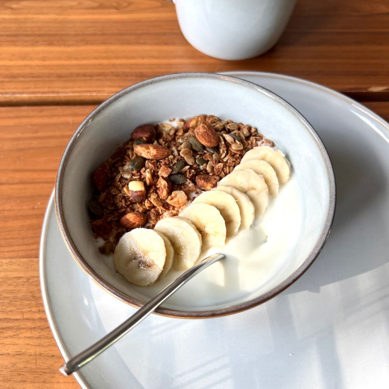Cinnamon Maple granola met yoghurt en banaan