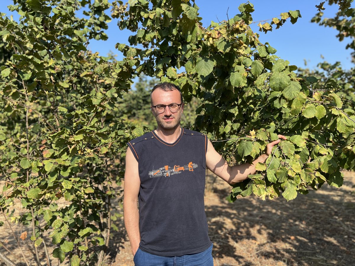 Kadir op de hazelnootboerderij in Turkije