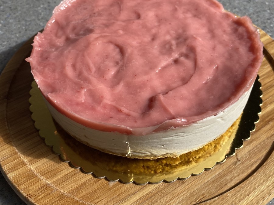 Vegan aardbei cheesecake van ADA bakes