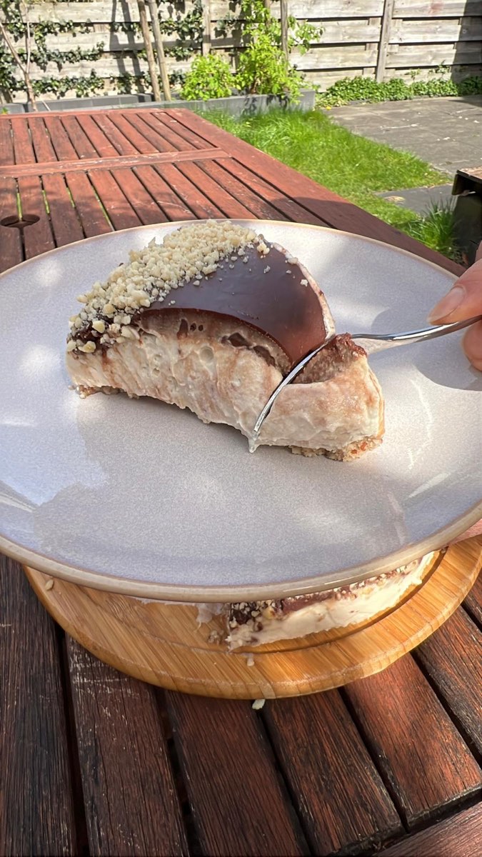 Punt vegan cheesecake op een bordje