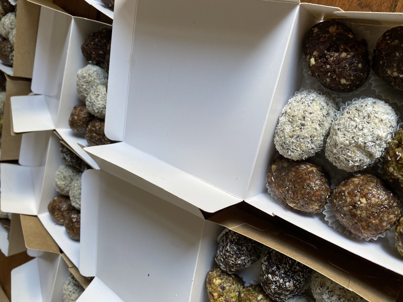 Close-up van een doosje met Power Balletjes in verschillende smaken