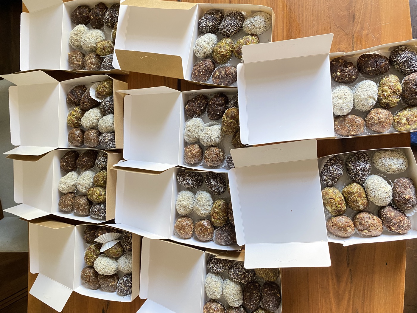 Doosjes met assorti Power Balletjes klaar voor een zakelijke bestelling