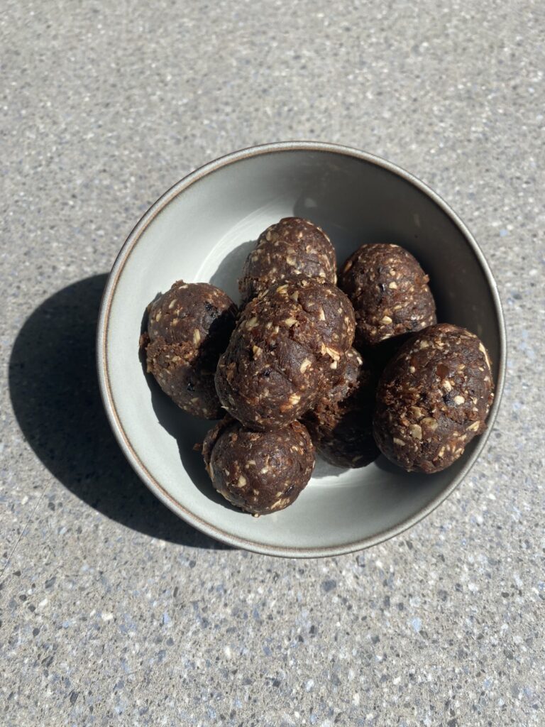 Carob power balletjes maken: diepe chocoladesmaak zonder geraffineerde suiker